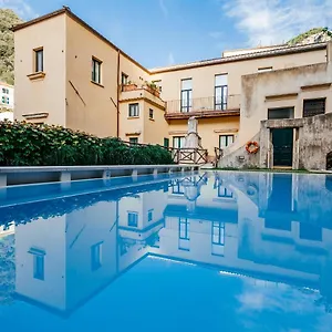 לינה וארוחת בוקר Amalfi Resort, אמאלפי